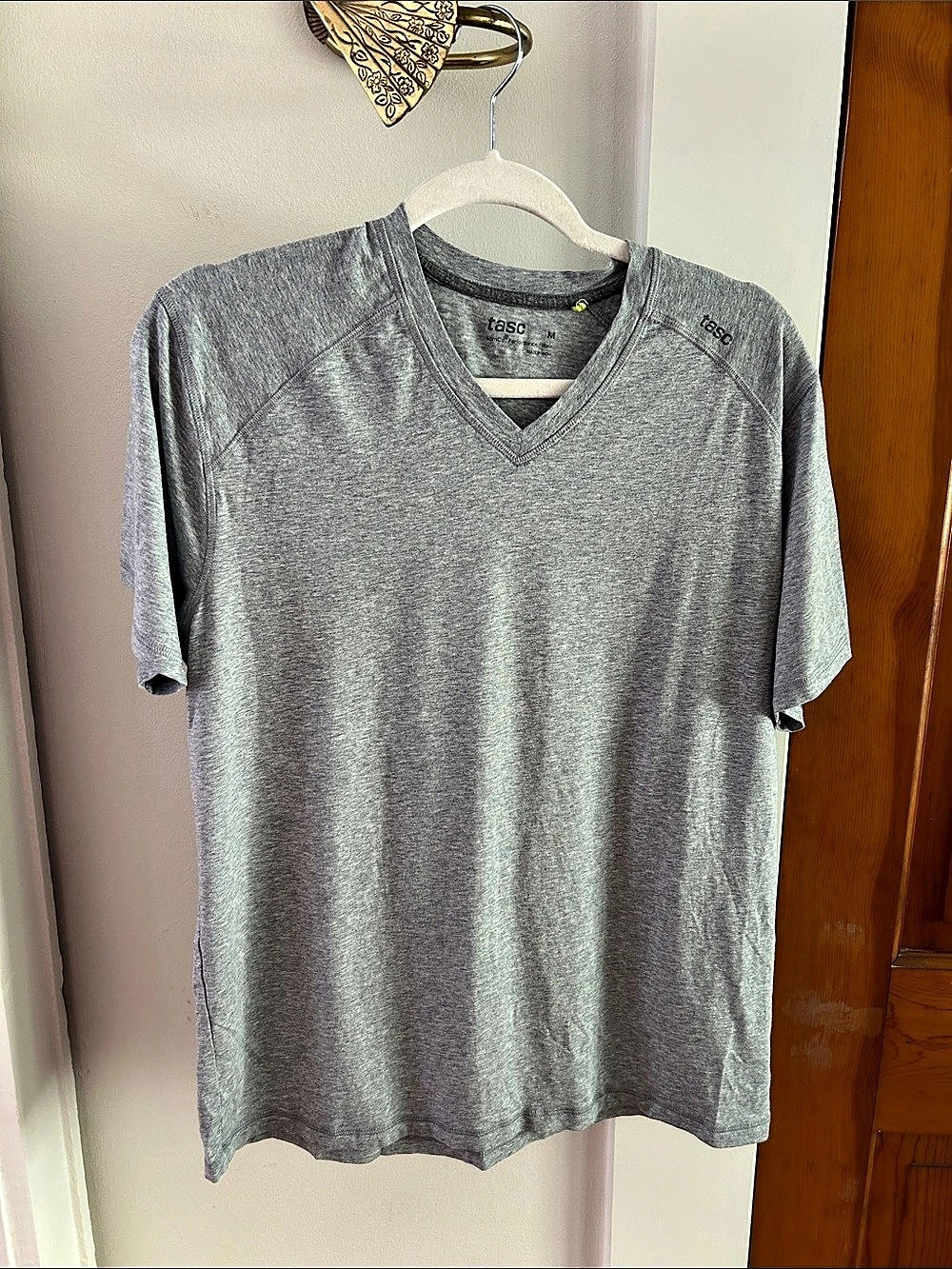 tasc Men's V-Neck Tee in Gray Size Medium Like New